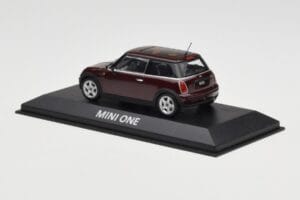 Mini One R50 Mörkröd Med Svart Tak Minichamps 1:43 MINI008 Metall — bild 3 av 5