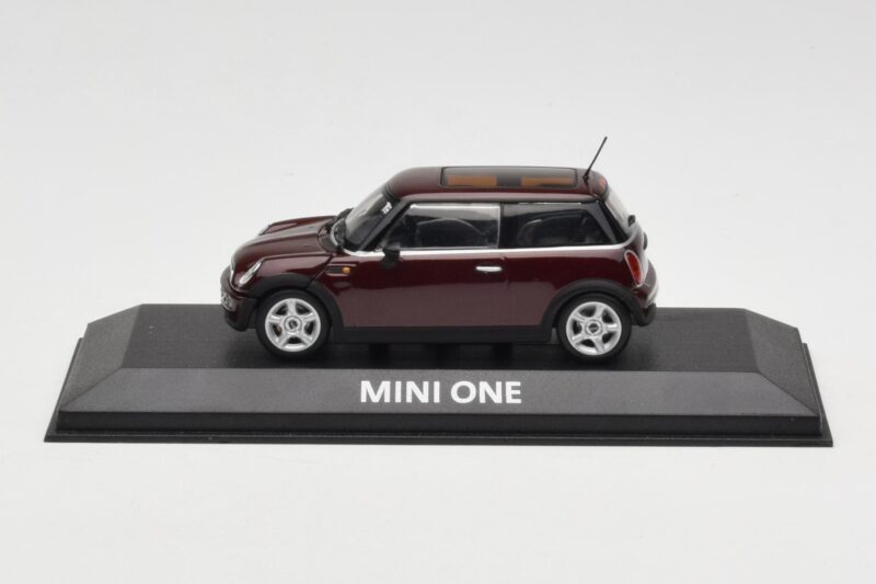 Mini One R50 Mörkröd Med Svart Tak Minichamps 1:43 MINI008 Metall