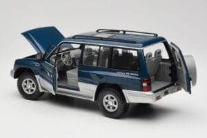Mitsubishi Pajero V20 LWB Blå & Silver Sun Star 1:18 1212 Metall — bild 5 av 8