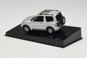 Mitsubishi Pajero SWB Silver AUTOart 1:43 57113 Metall — bild 3 av 4