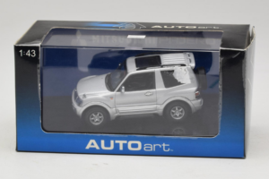 Mitsubishi Pajero SWB Silver AUTOart 1:43 57113 Metall — bild 4 av 4