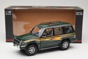 Mitsubishi Pajero V20 LWB Grön Sun Star 1:18 1225 Metall — bild 8 av 8