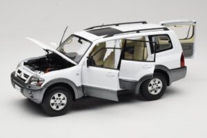 Mitsubishi Pajero V73 Vit YC Model 1:18 241218040103010206 Metall — bild 2 av 8