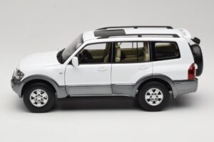 Mitsubishi Pajero V73 Vit YC Model 1:18 241218040103010206 Metall — bild 4 av 8