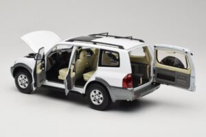Mitsubishi Pajero V73 Vit YC Model 1:18 241218040103010206 Metall — bild 5 av 8
