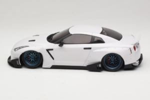 Nissan GT-R R35 Boost Wars 2 Vit Jp Kraemo 1:18 KRAEMO001 Metall — bild 4 av 7