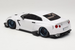 Nissan GT-R R35 Boost Wars 2 Vit Jp Kraemo 1:18 KRAEMO001 Metall — bild 6 av 7