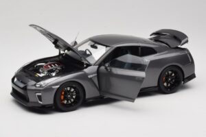 Nissan GT-R R35 Track Edition NISMO Gun Metallic MotorHelix 1:18 M83507 Metall — bild 2 av 8