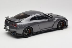 Nissan GT-R R35 Track Edition NISMO Gun Metallic MotorHelix 1:18 M83507 Metall — bild 3 av 8