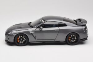 Nissan GT-R R35 Track Edition NISMO Gun Metallic MotorHelix 1:18 M83507 Metall — bild 4 av 8