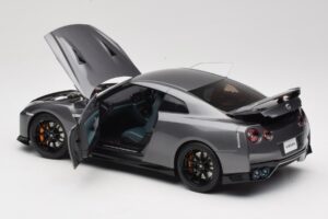 Nissan GT-R R35 Track Edition NISMO Gun Metallic MotorHelix 1:18 M83507 Metall — bild 5 av 8