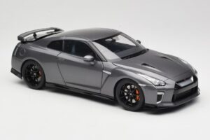 Nissan GT-R R35 Track Edition NISMO Gun Metallic MotorHelix 1:18 M83507 Metall — bild 6 av 8