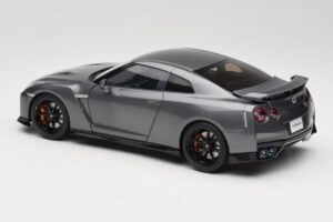 Nissan GT-R R35 Track Edition NISMO Gun Metallic MotorHelix 1:18 M83507 Metall — bild 7 av 8