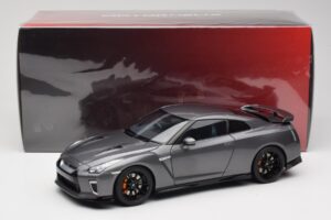 Nissan GT-R R35 Track Edition NISMO Gun Metallic MotorHelix 1:18 M83507 Metall — bild 8 av 8