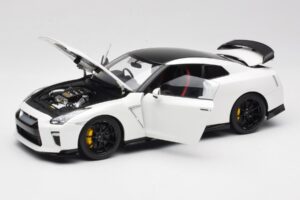 Nissan GT-R R35 Track Edition NISMO Pearl White MotorHelix 1:18 M83518 Metall — bild 2 av 8