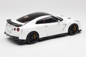 Nissan GT-R R35 Track Edition NISMO Pearl White MotorHelix 1:18 M83518 Metall — bild 3 av 8