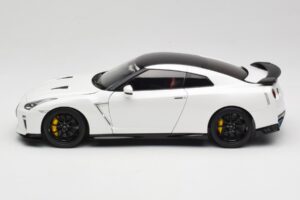 Nissan GT-R R35 Track Edition NISMO Pearl White MotorHelix 1:18 M83518 Metall — bild 4 av 8