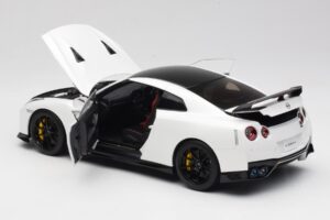 Nissan GT-R R35 Track Edition NISMO Pearl White MotorHelix 1:18 M83518 Metall — bild 5 av 8