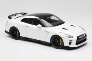 Nissan GT-R R35 Track Edition NISMO Pearl White MotorHelix 1:18 M83518 Metall — bild 6 av 8