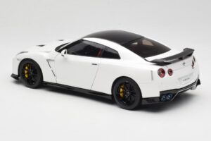 Nissan GT-R R35 Track Edition NISMO Pearl White MotorHelix 1:18 M83518 Metall — bild 7 av 8