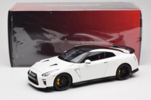 Nissan GT-R R35 Track Edition NISMO Pearl White MotorHelix 1:18 M83518 Metall — bild 8 av 8