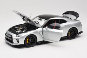 Nissan GT-R R35 Track Edition NISMO T-Spec Ultimate Metal Silver MotorHelix 1:18 M83517 Metall — bild 2 av 8