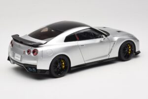 Nissan GT-R R35 Track Edition NISMO T-Spec Ultimate Metal Silver MotorHelix 1:18 M83517 Metall — bild 3 av 8