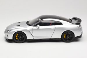 Nissan GT-R R35 Track Edition NISMO T-Spec Ultimate Metal Silver MotorHelix 1:18 M83517 Metall — bild 4 av 8