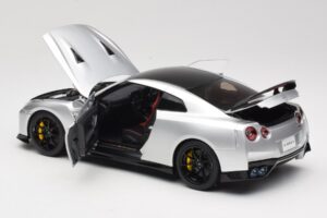 Nissan GT-R R35 Track Edition NISMO T-Spec Ultimate Metal Silver MotorHelix 1:18 M83517 Metall — bild 5 av 8
