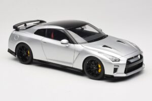 Nissan GT-R R35 Track Edition NISMO T-Spec Ultimate Metal Silver MotorHelix 1:18 M83517 Metall — bild 6 av 8