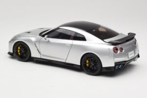 Nissan GT-R R35 Track Edition NISMO T-Spec Ultimate Metal Silver MotorHelix 1:18 M83517 Metall — bild 7 av 8
