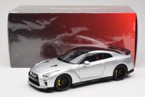 Nissan GT-R R35 Track Edition NISMO T-Spec Ultimate Metal Silver MotorHelix 1:18 M83517 Metall — bild 8 av 8