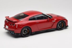 Nissan GT-R R35 Track Edition NISMO Vibrant Red MotorHelix 1:18 M83511 Metall — bild 3 av 8