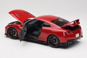 Nissan GT-R R35 Track Edition NISMO Vibrant Red MotorHelix 1:18 M83511 Metall — bild 5 av 8