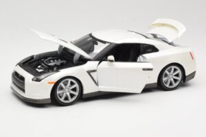 Nissan GT-R R35 Vit Bburago 1:18 18-12079 Metall — bild 2 av 8