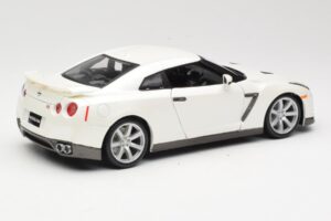 Nissan GT-R R35 Vit Bburago 1:18 18-12079 Metall — bild 3 av 8