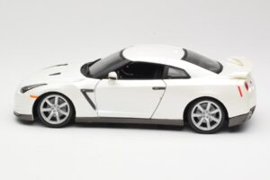 Nissan GT-R R35 Vit Bburago 1:18 18-12079 Metall — bild 4 av 8