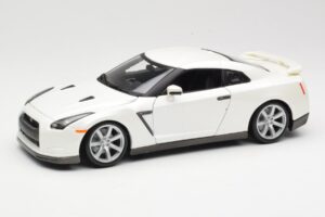 Nissan GT-R R35 Vit Bburago 1:18 18-12079 Metall