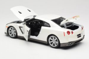 Nissan GT-R R35 Vit Bburago 1:18 18-12079 Metall — bild 5 av 8