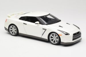 Nissan GT-R R35 Vit Bburago 1:18 18-12079 Metall — bild 6 av 8