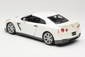 Nissan GT-R R35 Vit Bburago 1:18 18-12079 Metall — bild 7 av 8