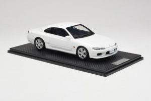 Nissan Silvia S15 Spec-S Vit Cracked Plexi One Model 1:18 REMC034 Metall — bild 4 av 7
