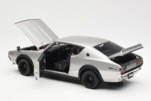 Nissan Skyline 2000 GT-R KPGC110 Silver Kyosho 1:18 08255S Metall — bild 5 av 8