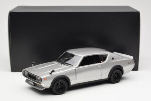 Nissan Skyline 2000 GT-R KPGC110 Silver Kyosho 1:18 08255S Metall — bild 8 av 8