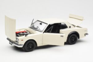 Nissan Skyline 2000 GT-R KPGC110 Vit Kyosho 1:18 08127W Metall — bild 2 av 8