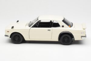 Nissan Skyline 2000 GT-R KPGC110 Vit Kyosho 1:18 08127W Metall — bild 4 av 8