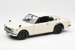 Nissan Skyline 2000 GT-R KPGC110 Vit Kyosho 1:18 08127W Metall