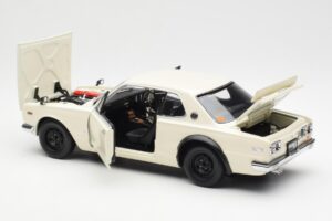 Nissan Skyline 2000 GT-R KPGC110 Vit Kyosho 1:18 08127W Metall — bild 5 av 8