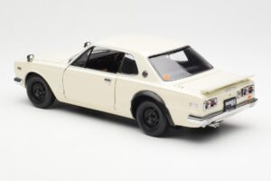 Nissan Skyline 2000 GT-R KPGC110 Vit Kyosho 1:18 08127W Metall — bild 7 av 8