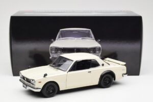 Nissan Skyline 2000 GT-R KPGC110 Vit Kyosho 1:18 08127W Metall — bild 8 av 8